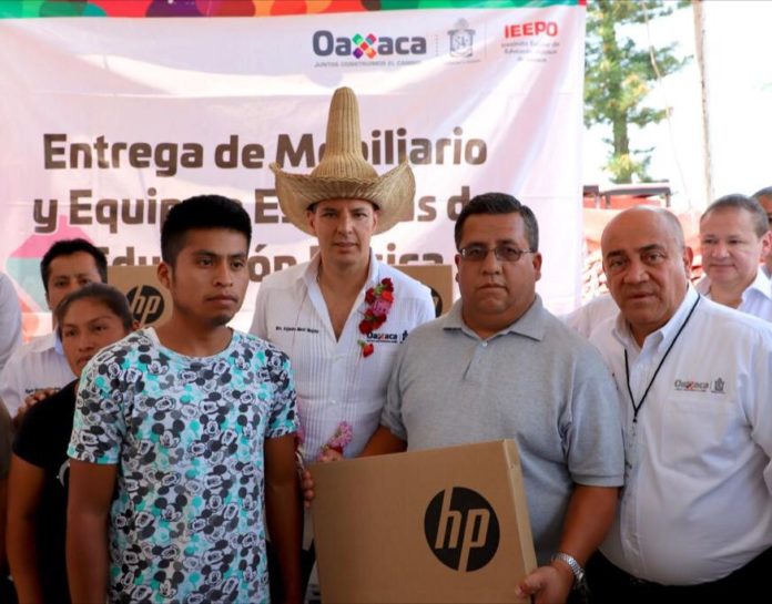 Reciben 18 escuelas de la Cañada mobiliario y equipo en beneficio de más de mil 500 estudiantes-IEEPO (3)