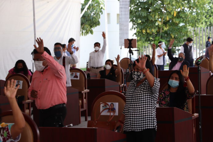 FOTO 1.1 Congresistas integrantes de la LXIV Legislatura Local