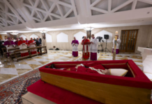 El Vaticano publicó las primeras imágenes del papa Francisco en su féretro