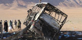 Se accidenta autobús que transportaba refugiados afganos expulsados de Irán; hay 79 muertos