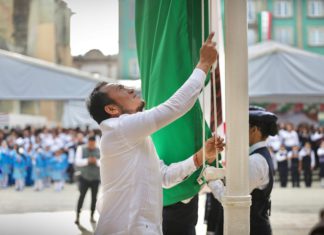 Refrenda IEEPO compromiso cívico en el izamiento de la Bandera Nacional