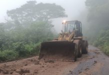 Retiran derrumbes en caminos de la Sierra de Juárez y Costa