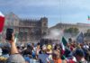 Quitan las vallas que resguardan Palacio Nacional por marcha de “Generación Z”; policías lanzan humo, piedras y petardos