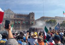 Quitan las vallas que resguardan Palacio Nacional por marcha de “Generación Z”; policías lanzan humo, piedras y petardos