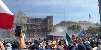 Quitan las vallas que resguardan Palacio Nacional por marcha de “Generación Z”; policías lanzan humo, piedras y petardos