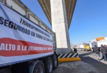Transportistas y agricultores mantienen bloqueos este lunes en carreteras de al menos 10 estados