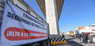 Transportistas y agricultores mantienen bloqueos este lunes en carreteras de al menos 10 estados