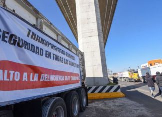 Transportistas y agricultores mantienen bloqueos este lunes en carreteras de al menos 10 estados