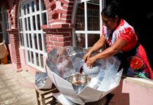 Cocinar sin gas ni leña: así trabajan las “cocineras solares” en Oaxaca