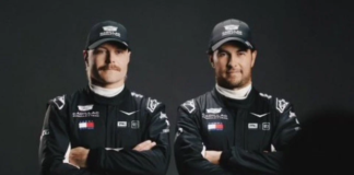 Modelan Pérez y Bottas trajes que utilizarán en debut de Cadillac en la Fórmula 1