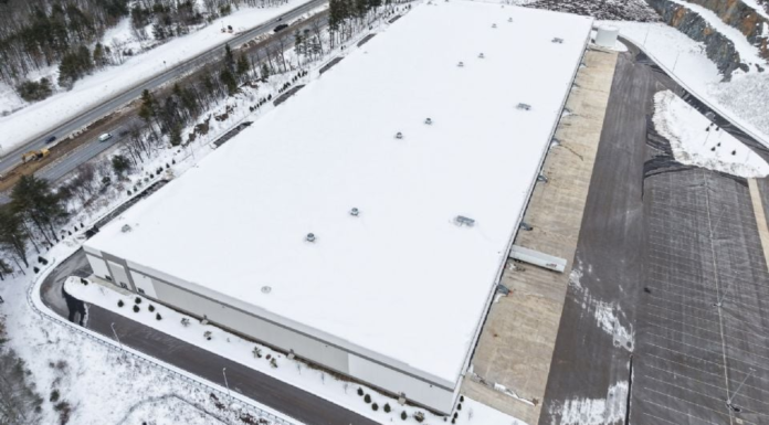 Busca ICE comprar almacenes para convertirlos en centros de detención