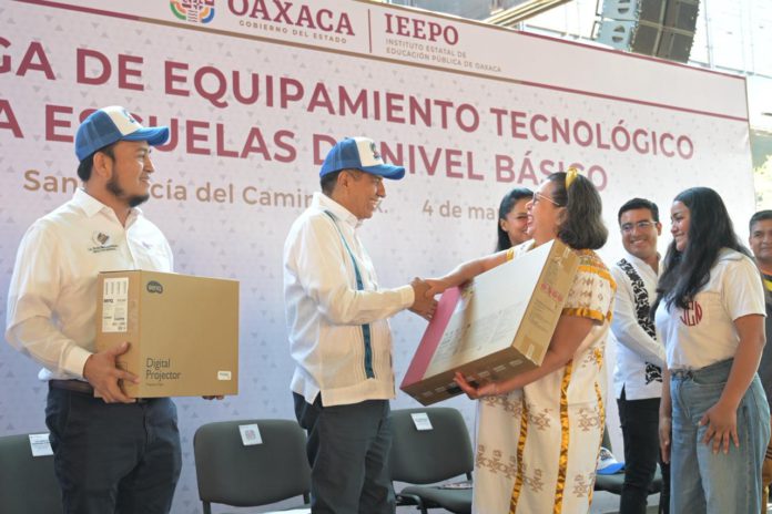 Equipa Salomón Jara con tecnología a 262 escuelas de Oaxaca de Juárez-1