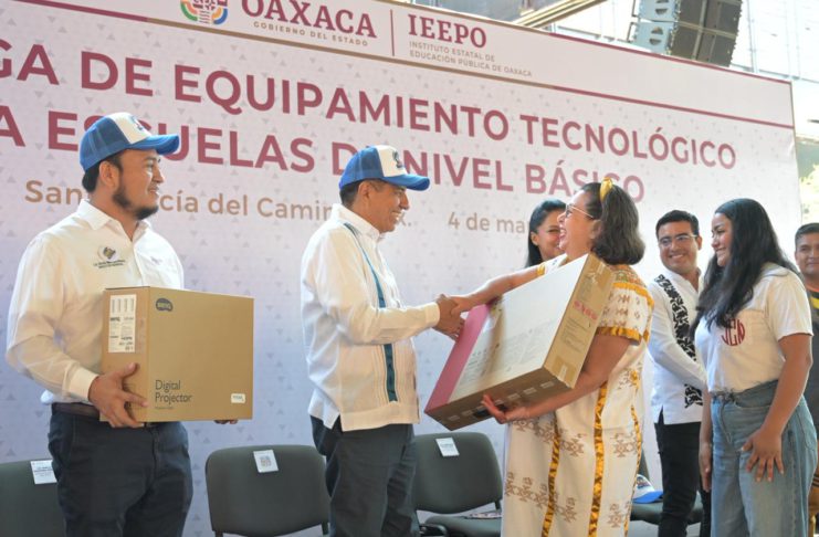 Equipan con tecnología a 262 escuelas de Oaxaca de Juárez