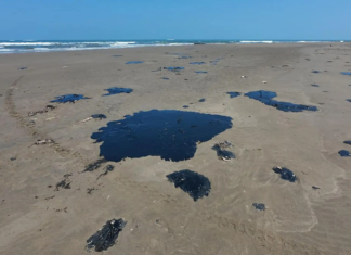 Acusan organizaciones al gobierno de ocultar derrame en el Golfo de México