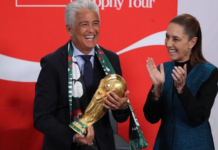 Recibe Sheinbaum el trofeo de la Copa del Mundo de manos de Bebeto