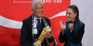Recibe Sheinbaum el trofeo de la Copa del Mundo de manos de Bebeto