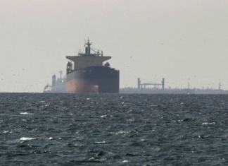 Reportan paso del primer petrolero no iraní por estrecho de Ormuz