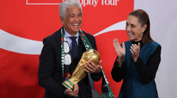 Recibe Sheinbaum el trofeo de la Copa del Mundo de manos de Bebeto