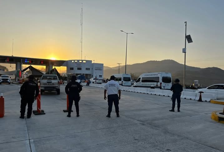 Continua bloqueo en la autopista Barranca Larga–Ventanilla en Colotepec