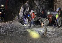 Ajustan estrategia para rescatar a mineros atrapados