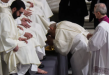 Jueves Santo: papa León XIV lava los pies a 12 sacerdotes
