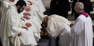 Jueves Santo: papa León XIV lava los pies a 12 sacerdotes