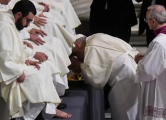 Jueves Santo: papa León XIV lava los pies a 12 sacerdotes