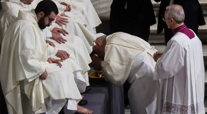 Jueves Santo: papa León XIV lava los pies a 12 sacerdotes