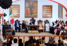 Reconocen a ciudadanos por su aporte a Oaxaca de Juárez en su 494 aniversario