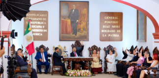 Reconocen a ciudadanos por su aporte a Oaxaca de Juárez en su 494 aniversario