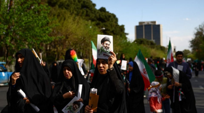 Cadenas humanas se despliegan en Irán ante amenazas de EU