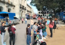 Desplazados mixes pernoctan en Palacio; exigen seguridad y atención urgente