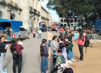 Desplazados mixes pernoctan en Palacio; exigen seguridad y atención urgente