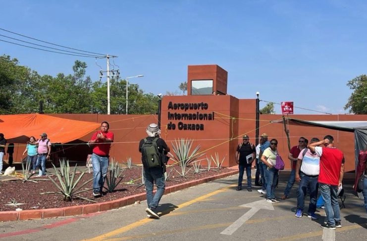 Cierra Sección 22 accesos al Aeropuerto de Oaxaca y planta de Pemex