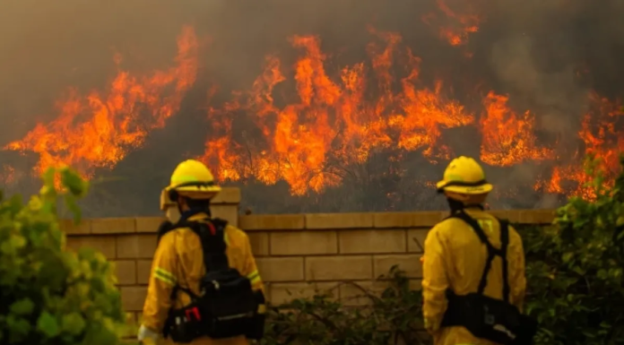 Evacua California a más de 17 mil personas por incendio forestal