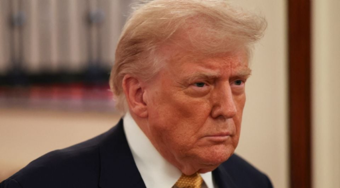 Trump amenaza con mayor presión militar contra Irán si no hay acuerdo
