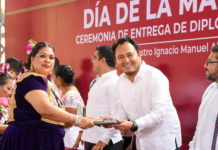 Entrega IEEPO medallas a docentes por 30 y 40 años de labor educativa