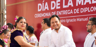 Entrega IEEPO medallas a docentes por 30 y 40 años de labor educativa