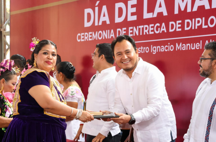 Entrega IEEPO medallas a docentes por 30 y 40 años de labor educativa