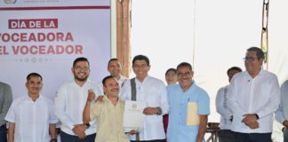 Entrega Salomón Jara Cruz beneficios a personas voceadoras de Oaxaca