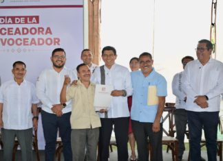 Entrega Salomón Jara Cruz beneficios a personas voceadoras de Oaxaca