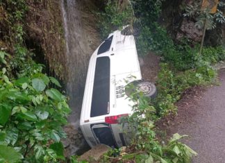 Brindan atención a personas lesionadas en accidente carretero en la Sierra de Flores Magón