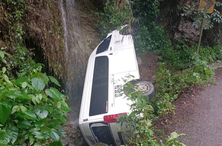 Brindan atención a personas lesionadas en accidente carretero en la Sierra de Flores Magón