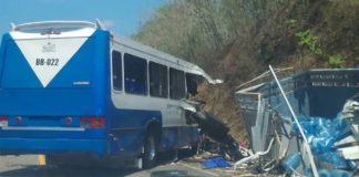 Choque frontal en Huatulco deja tres personas fallecidas y varios lesionados