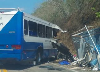 Choque frontal en Huatulco deja tres personas fallecidas y varios lesionados