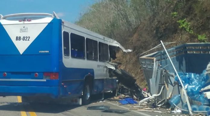 Choque frontal en Huatulco deja tres personas fallecidas y varios lesionados