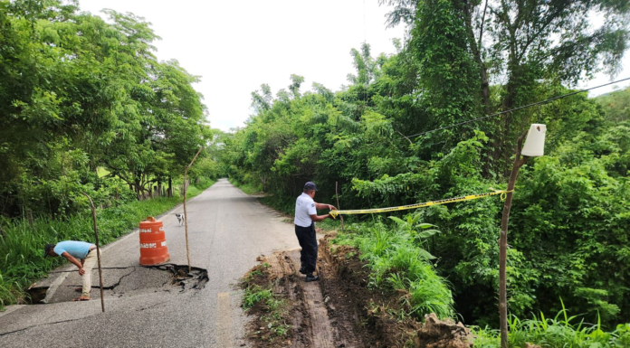 Atienden afectaciones por lluvias en la carretera Río Grande–Santa Catarina Juquila