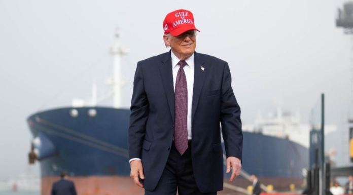 Asegura Trump que no habrá cobros por atravesar el estrecho de Ormuz