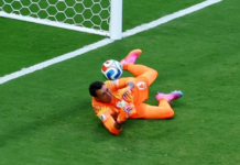 Portero de Uruguay comete un ‘oso’ al comerse el gol de España