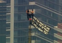 Pareja escala a la cima del Empire State de Nueva York